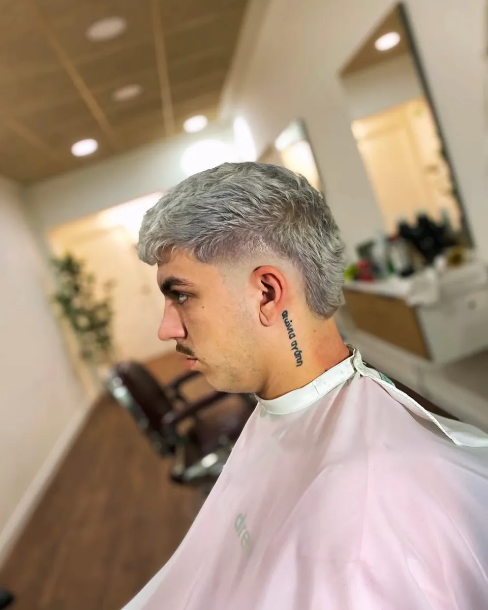 Decoloración en blanco platino con degradado en los lados