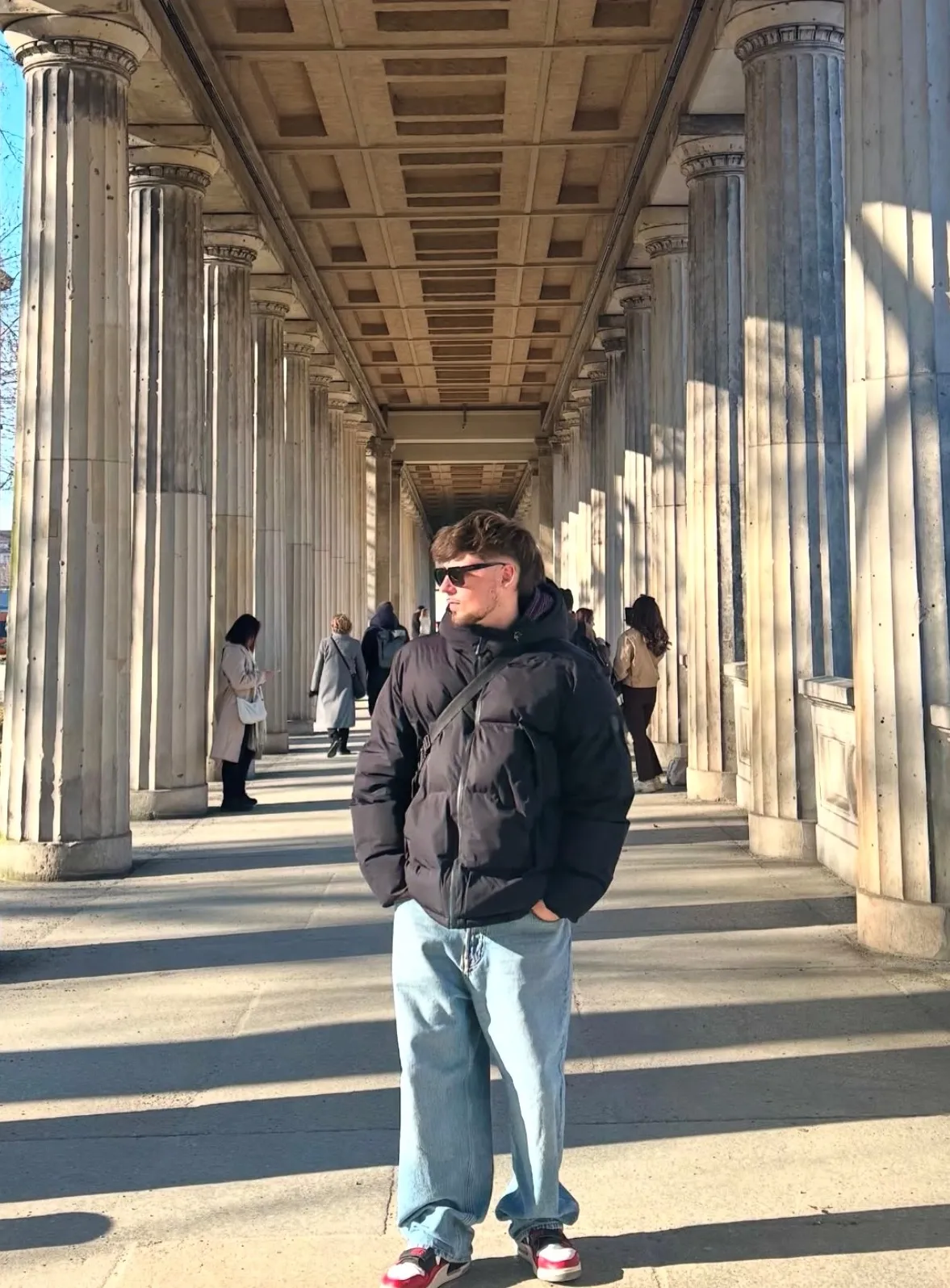 Xavier Zapata Cantalejos, con gafas de sol, entre las columnas de una galería